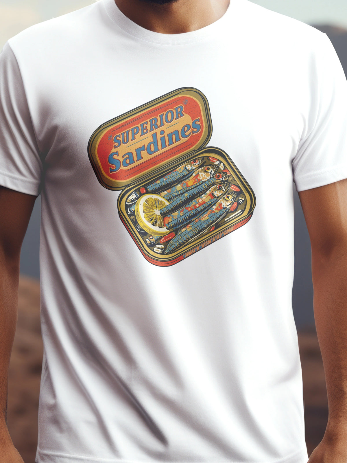 Superior Sardines prémium pamut póló – játékos konzerv halas grafika – fehér férfi póló, unisex póló, magyar minta, vicces póló