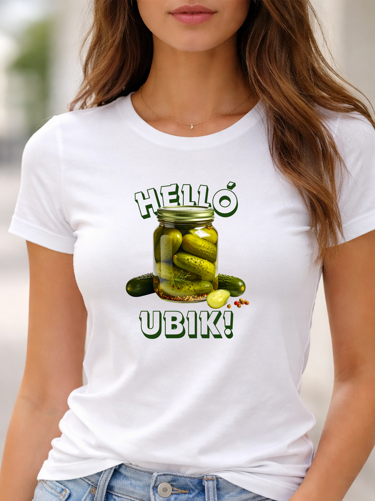 Helló Ubik! prémium 100% pamut póló – vicces uborkás grafika – fehér testhezálló női póló, magyar minta, vicces póló