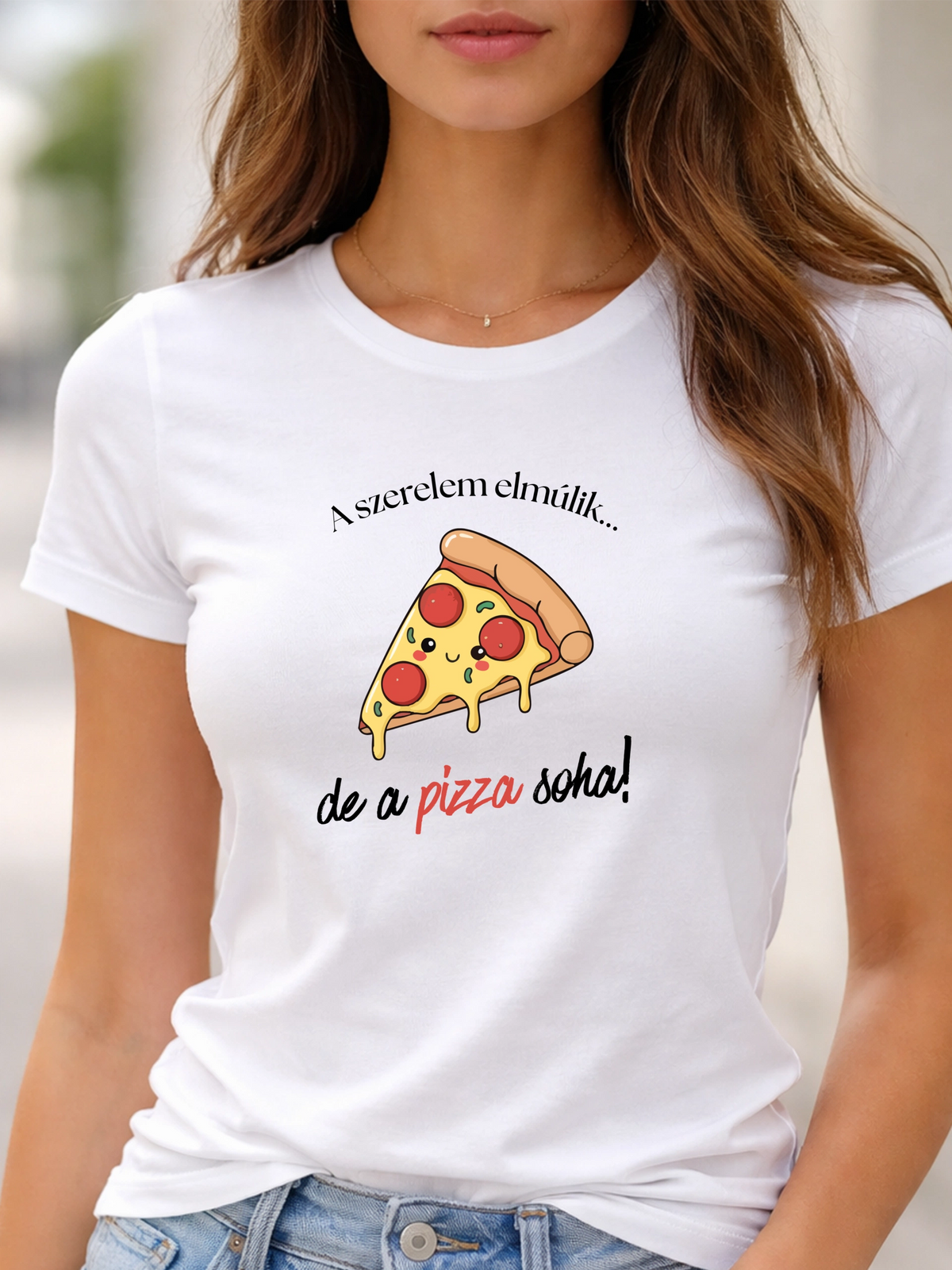 Pizza prémium pamut póló – aranyos pizzás grafika – fehér testhezálló női póló, magyar minta, vicces póló