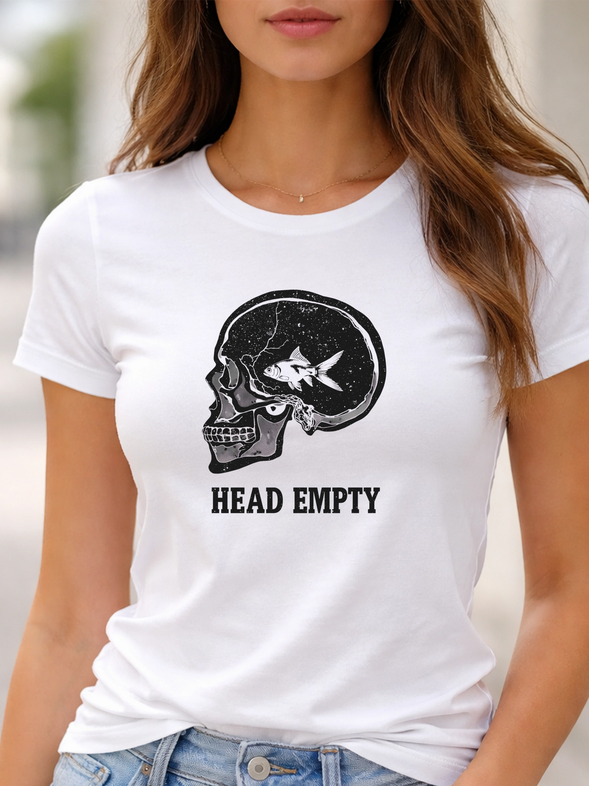 HEAD EMPTY prémium pamut póló – koponya grafika halakkal – fehér testhezálló női póló, magyar minta, vicces póló