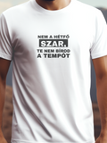 Nem a hétfő szar, te nem bírod a tempót fehér színű prémium pamut póló – vicces felirat – férfi póló, unisex póló, magyar minta, vicces póló