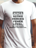 Nincs szőke herceg fehér lóval prémium pamut póló – vicces szöveges grafika – fehér férfi póló, unisex póló, magyar minta, vicces póló