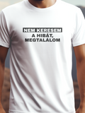 Nem keresem a hibát, megtalálom prémium pamut póló – vicces szöveg grafika – fehér férfi póló, unisex póló, magyar minta, vicces póló