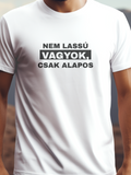 Nem lassú vagyok, csak alapos fehér színű prémium pamut póló – vicces feliratú grafika – férfi póló, unisex póló, magyar minta, vicces póló