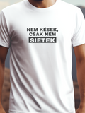 Nem kések, csak nem sietek fehér színű prémium pamut póló – vicces szöveg grafika – férfi póló, unisex póló, magyar minta, vicces póló