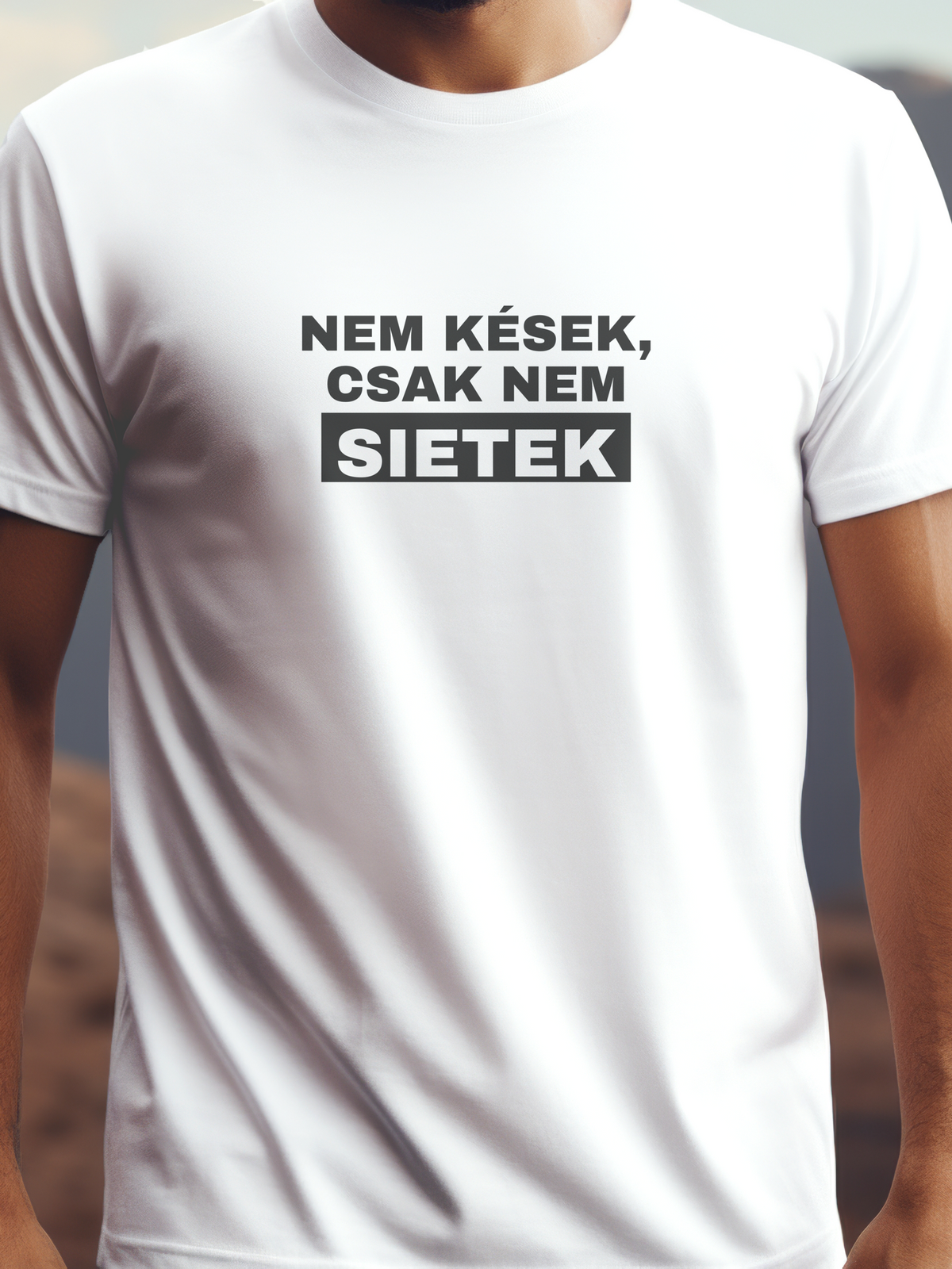 Nem kések, csak nem sietek fehér színű prémium pamut póló – vicces szöveg grafika – férfi póló, unisex póló, magyar minta, vicces póló