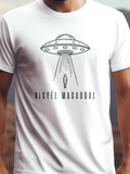 VIGYÉL MAGADDAL fehér színű prémium pamut póló – UFO és ember grafikával – férfi póló, unisex póló, magyar minta, vicces póló