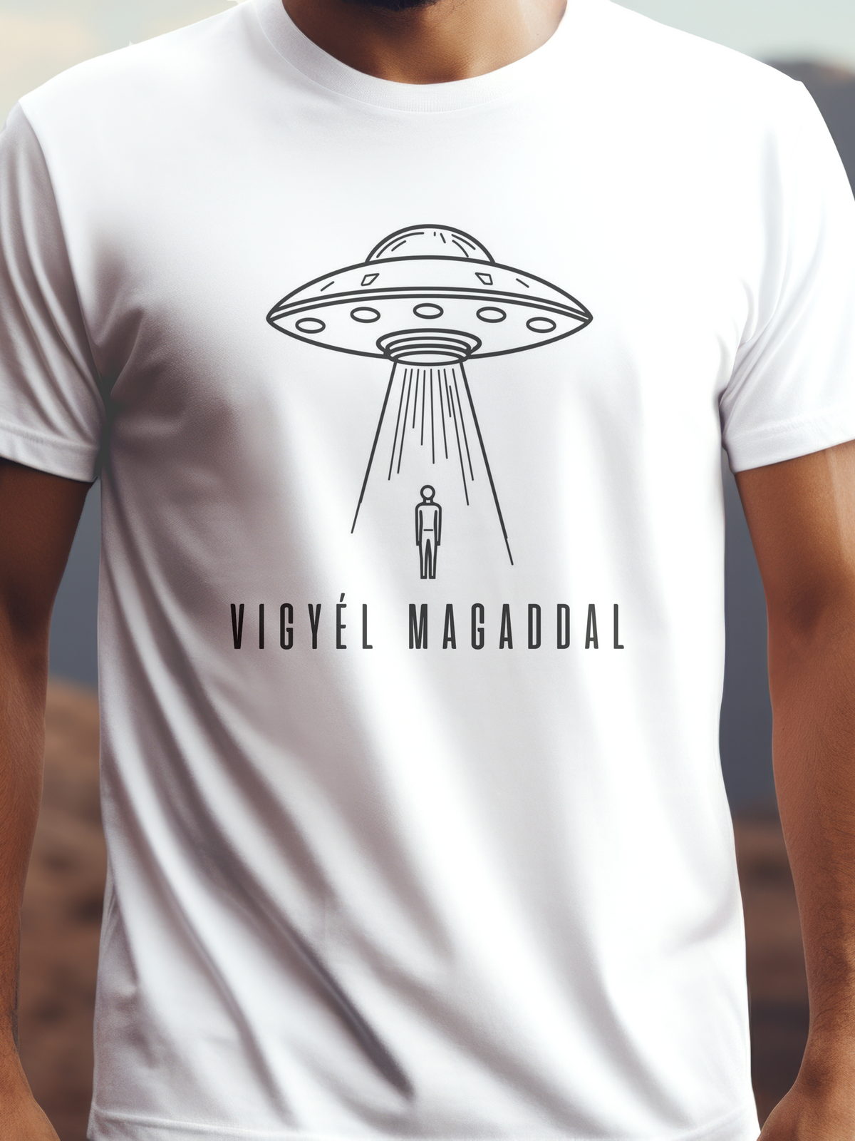 VIGYÉL MAGADDAL fehér színű prémium pamut póló – UFO és ember grafikával – férfi póló, unisex póló, magyar minta, vicces póló