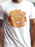 SELF LOVE CLUB fehér színű prémium pamut póló – pozitív üzenet a szeretet jegyében – férfi póló, unisex póló, magyar minta, vicces póló