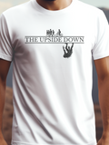 THE UPSIDE DOWN prémium pamut póló – humoros grafika – fehér férfi póló, unisex póló, magyar minta, vicces póló