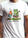 It is what it is. fehér színű prémium pamut póló – vicces béka grafika – férfi póló, unisex póló, magyar minta, vicces póló