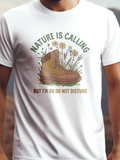 Nature is calling but I'm on do not disturb fehér színű prémium pamut póló – természet és kényelem – férfi póló, unisex póló, magyar minta, vicces póló