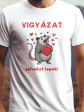 VIGYÁZAT szíveket lopok! prémium pamut póló – vicces mosómedve grafika – fehér férfi póló, unisex póló, magyar minta, vicces póló